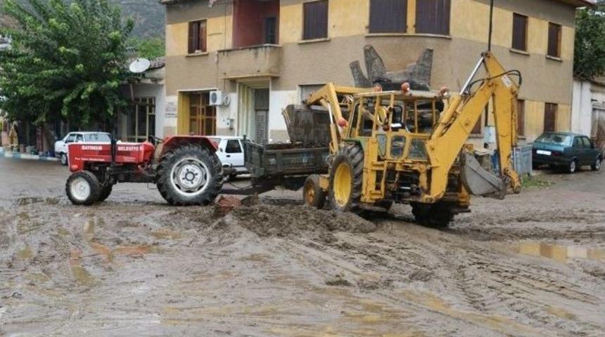 Bayındır&rsquo;ı Sağanak Yağış Vurdu