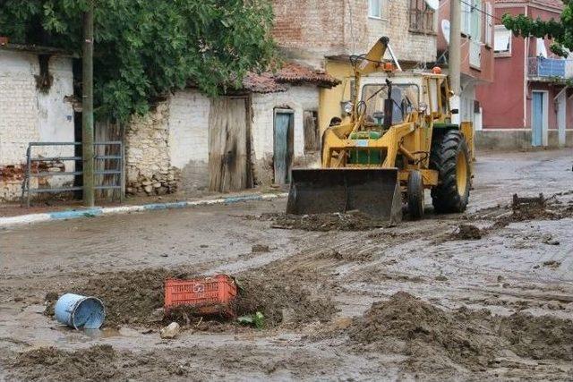 Bayındır’ı Sağanak Yağış Vurdu