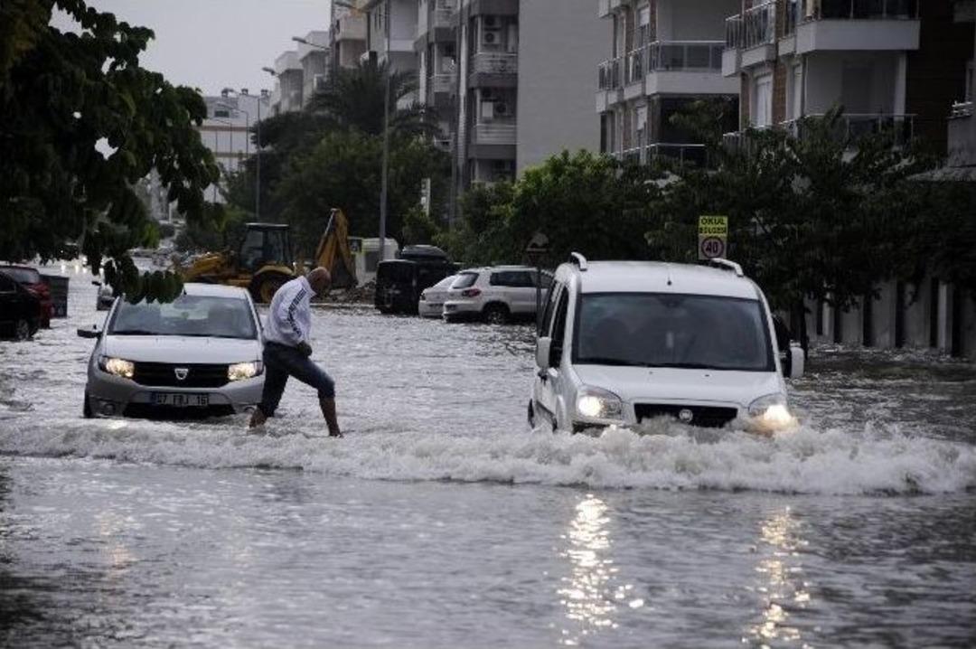 S&uuml;r&uuml;c&uuml;ler Ara&ccedil;ların İ&ccedil;inde Mahsur Kaldı