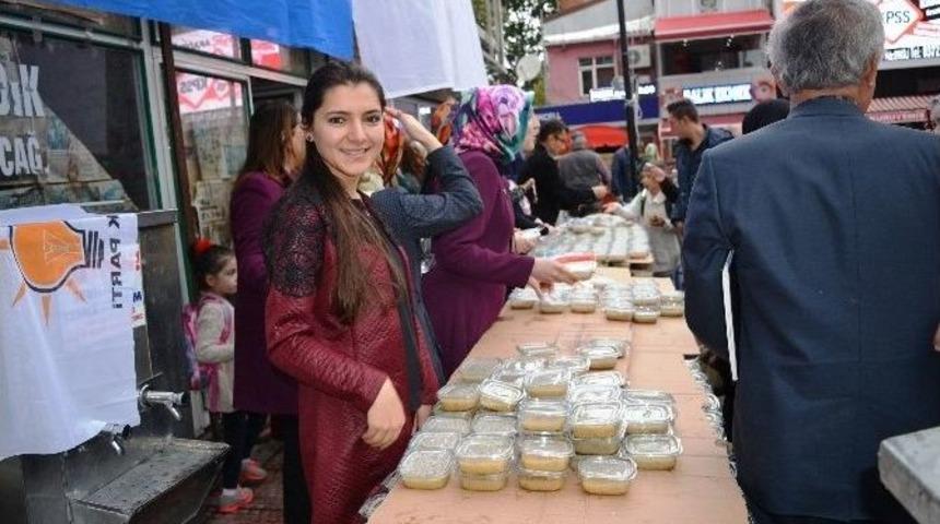 Ak Partili Kadınlar Bin Aşure Dağıttı