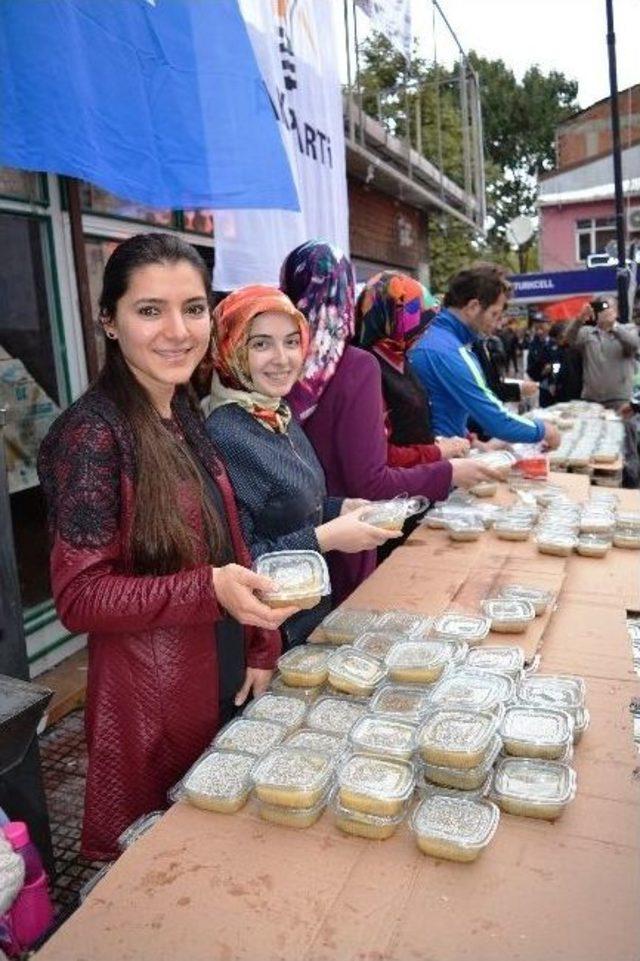 Ak Partili Kadınlar Bin Aşure Dağıttı