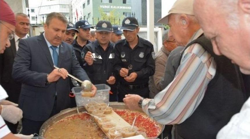 Yunusemre Belediyesi, Vatandaşlara Aşure Dağıttı
