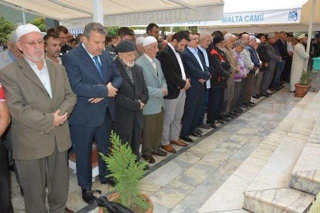 Yunusemre Belediyesi, Vatandaşlara Aşure Dağıttı