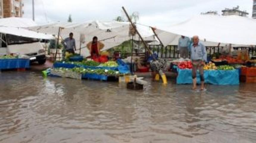 Yağmur Suları Pazarcıları Vurdu