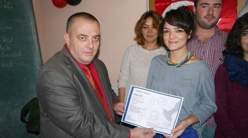 Almanca Kursunu Bitirenler Belgelerini Aldı