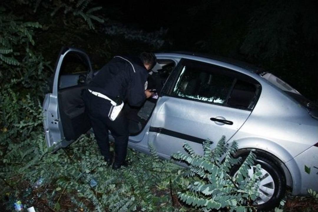 Yoldan &Ccedil;ıkan Otomobil Dere Yatağına U&ccedil;tu