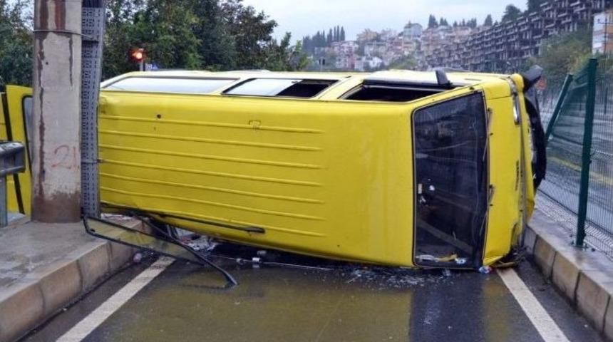 Kontrolden &Ccedil;ıkan Minib&uuml;s Takla Attı: 5 Yaralı