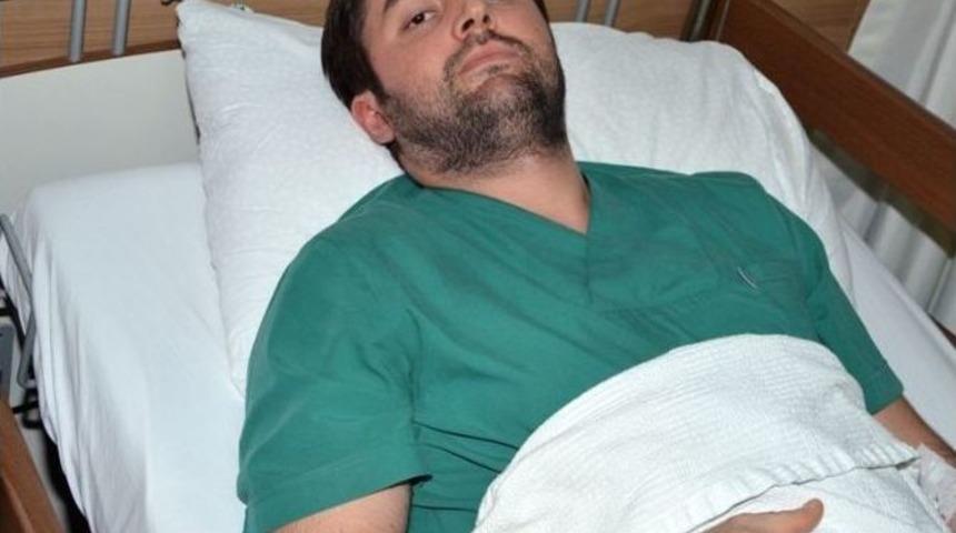 Adana&rsquo;da Hasta Yakınları, Doktorun Kaburgalarını Kırdı