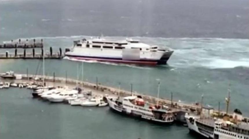 İskeleye &Ccedil;arpan Feribotta Hasar Oluştu