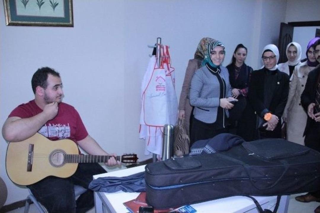 Ak Parti Milletvekili Kavak&ccedil;ı Kan&rsquo;a Gen&ccedil;lerden M&uuml;zik Molası