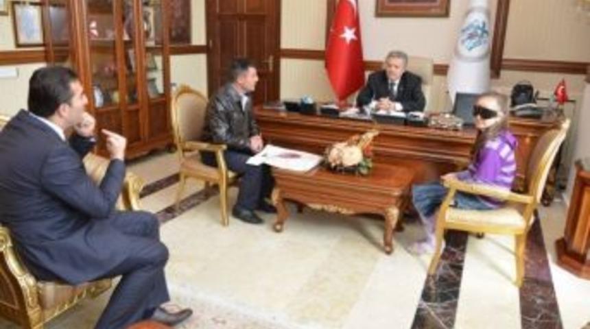 Vali Kahraman K&uuml;&ccedil;&uuml;k Melike&rsquo;nin G&ouml;zlerine Işık Oldu