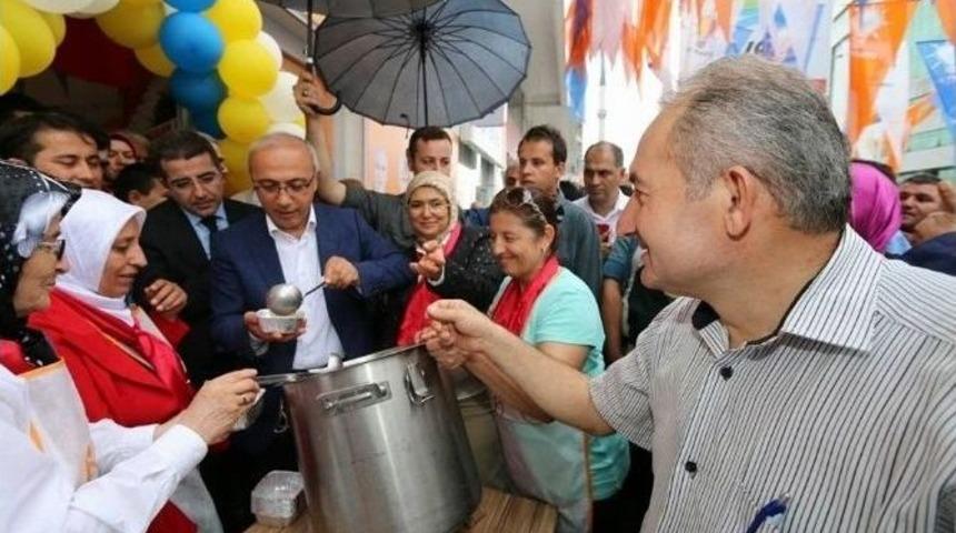 Ak Parti&rsquo;li Kadınlar Aşure Dağıttı