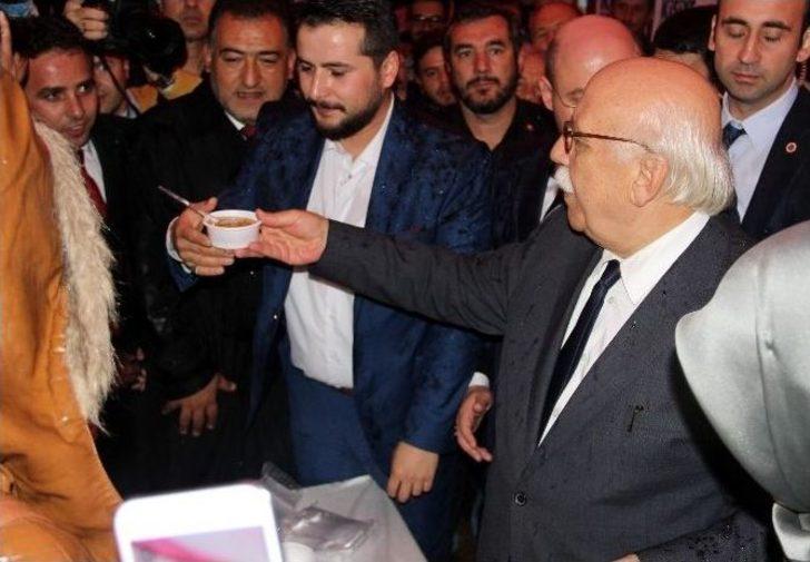 Bakan Avcı, Kütahya’da Aşure Dağıttı, Esnafı Ziyaret Etti G1