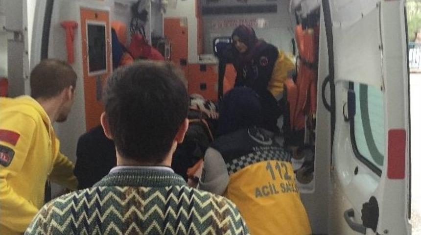 Kamyonun A&ccedil;ılan Arka Kapağı Yayaya &Ccedil;arptı