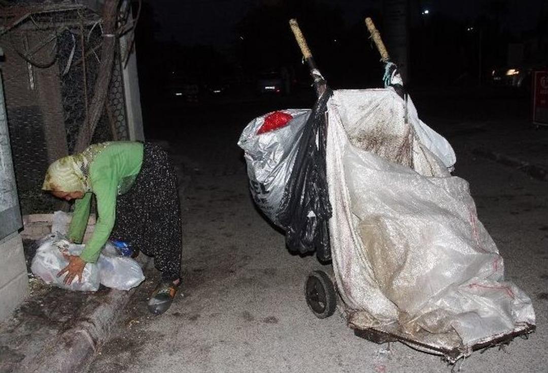 (&ouml;zel Haber) İla&ccedil;larını Alabilmek İ&ccedil;in Şafak Vakti Atık Kağıt Topluyor