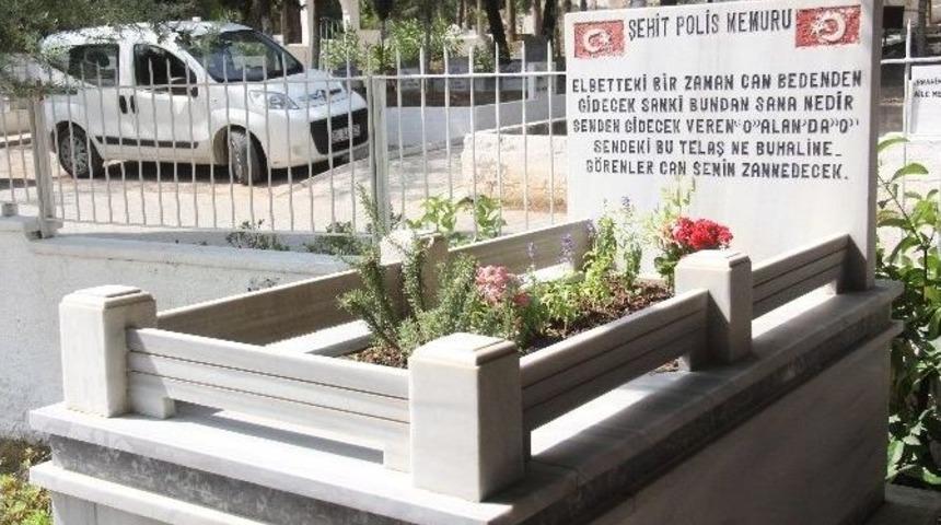 Şehitlerin Mezar Taşlarındaki Yazılar G&ouml;renleri Duygulandırıyor