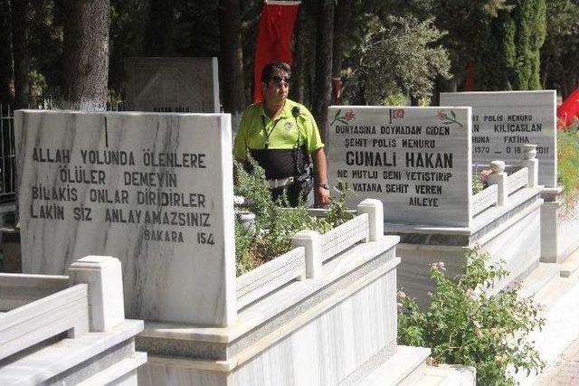 Şehitlerin Mezar Taşlarındaki Yazılar Görenleri Duygulandırıyor