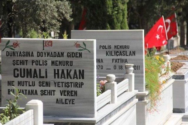 Şehitlerin Mezar Taşlarındaki Yazılar Görenleri Duygulandırıyor