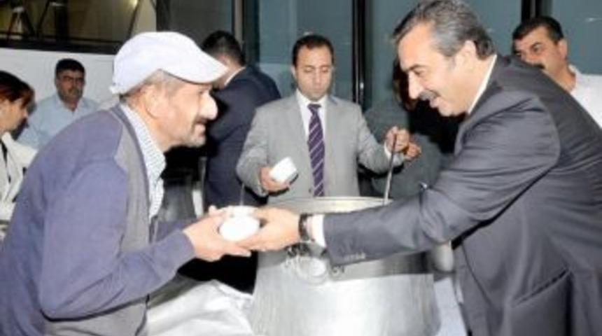&Ccedil;etin Aşure Dağıttı, Kardeşlik Mesajı Verdi
