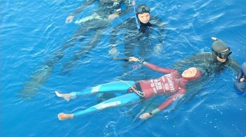 D&uuml;nya Rekortmeni Şahika 100 Metre Dalarken Fenalaştı