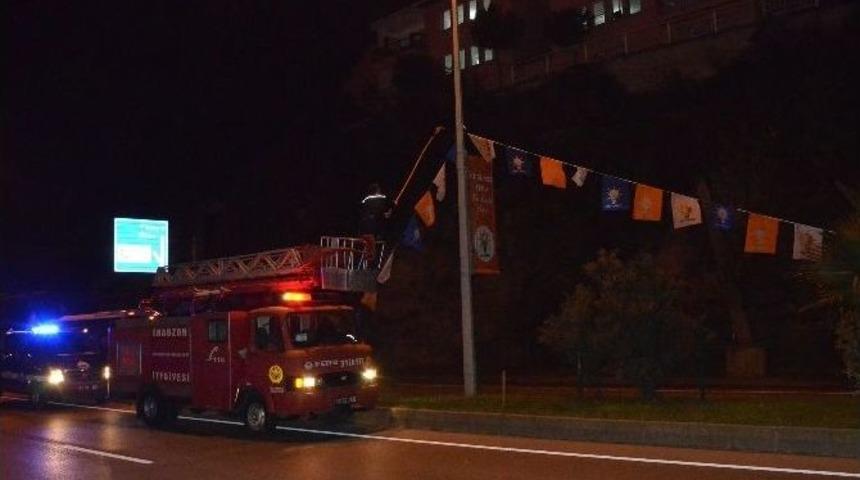 Trabzon&rsquo;da İzinsiz Asılan Siyasi Parti Bayrak Ve Flamaları Toplanıyor