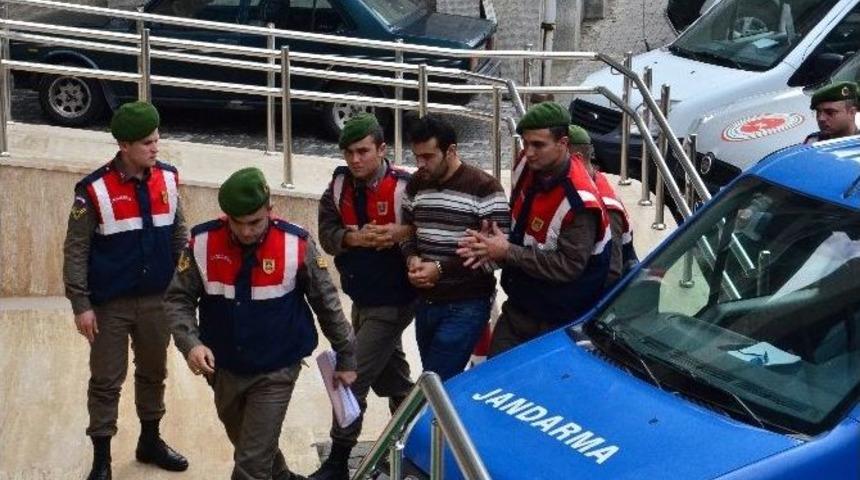 Eşini Bı&ccedil;aklayarak &Ouml;ld&uuml;ren Koca Adliyeye &Ccedil;ıkartıldı