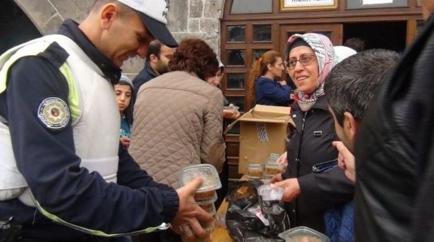 Ak Partili Kadınlar Aşure Dağıttı