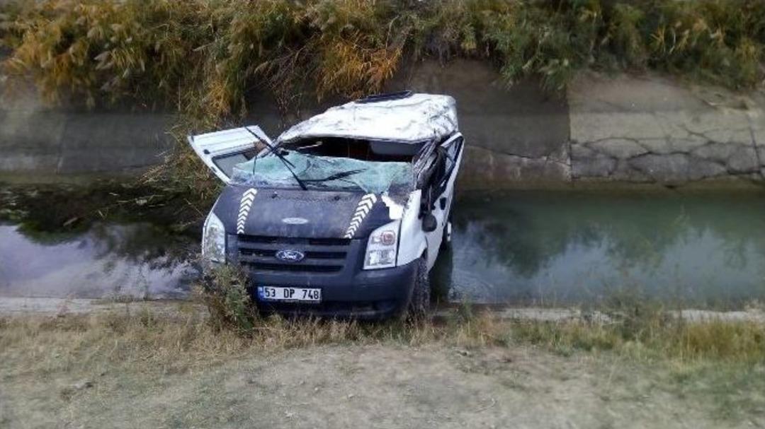 Van&rsquo;da Trafik Kazası; 1 &Ouml;l&uuml;, 13 Yaralı