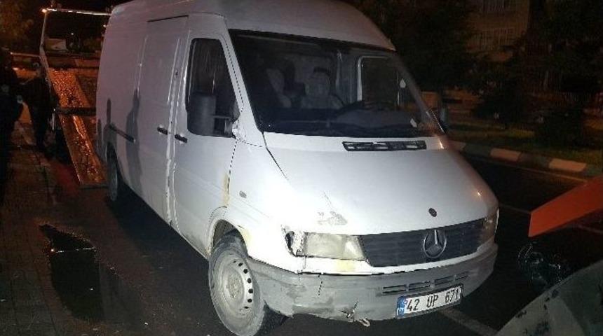 Akşehir&rsquo;de Minib&uuml;s Motosiklete &Ccedil;arptı: 1 Yaralı