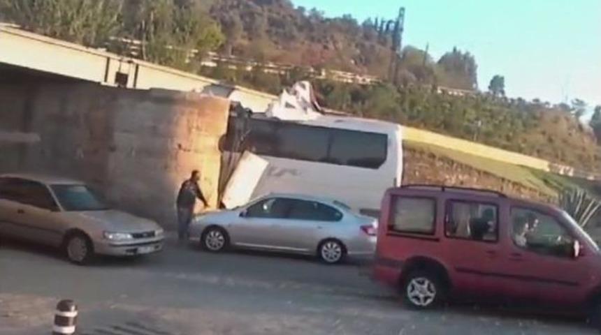 Efeler&rsquo;de Otob&uuml;s Alt Ge&ccedil;ide Sıkıştı