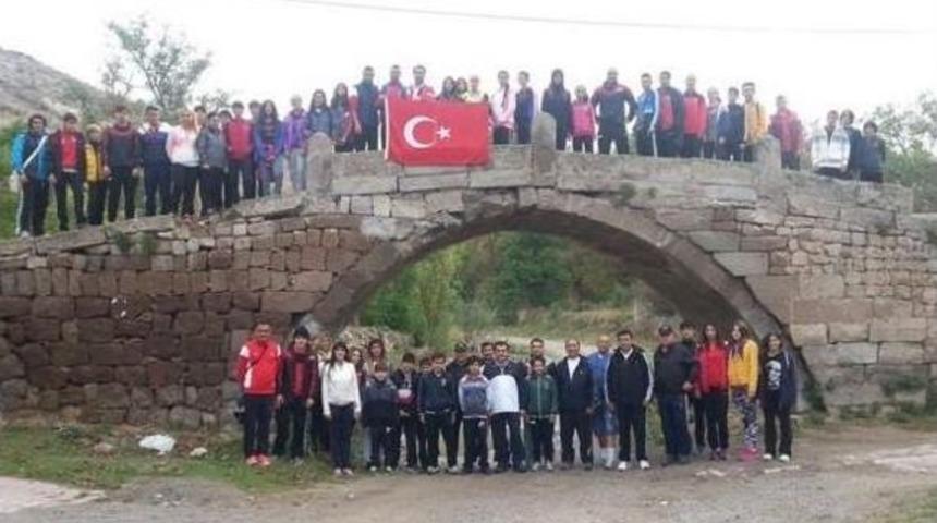Olimpiyatlara Hazırlık Merkezi&rsquo;ndeki Sporcular Vali D&uuml;zg&uuml;n İle Y&uuml;r&uuml;y&uuml;ş Yaptı