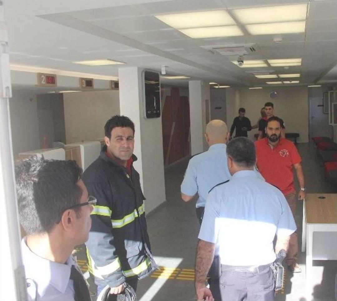 Maaşı Kesilince Bankada Kendini Yakmaya &Ccedil;alıştı