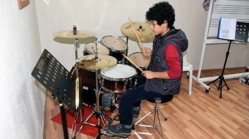 Asev&rsquo;den Aliağalı Gen&ccedil;lere Bateri Kursu