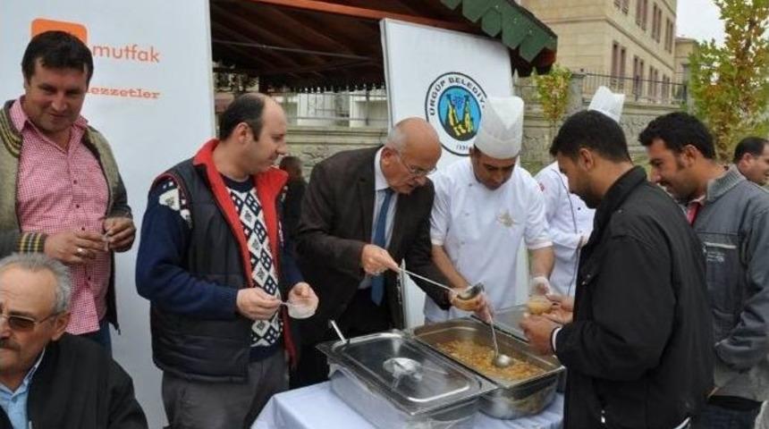 Belediye Başkanı Yıldız Vatandaşlara Aşure Dağıttı