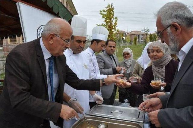 Belediye Başkanı Yıldız Vatandaşlara Aşure Dağıttı