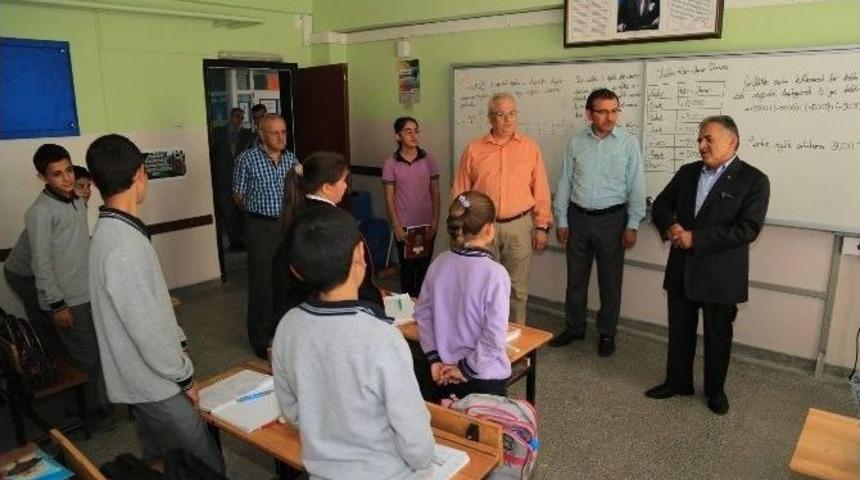 Başkan Dr. Memduh B&uuml;y&uuml;kkkılı&ccedil; Yıldırım Beyazıt Ortaokulunu Ziyaret Etti