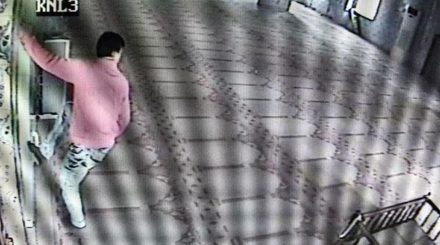 Camiden Hırsızlık G&uuml;venlik Kamerasında