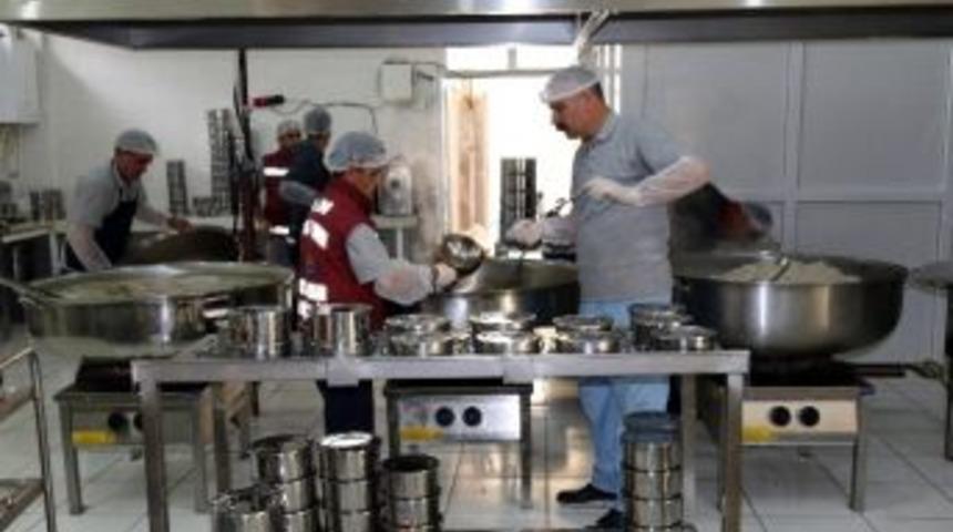 Van&rsquo;da 2 Bin Kişiye &Ccedil;orba Ve 100 Aileye Yemek