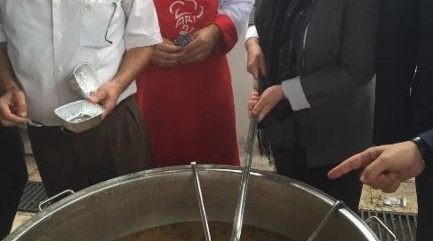 Sarı, Aşure Etkinliğinde Vatandaşlarla Buluştu