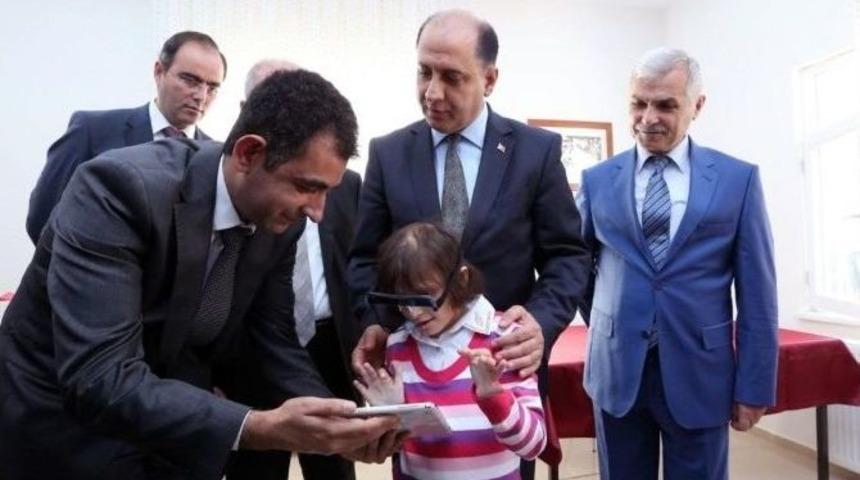 Amasya&rsquo;da Engelli &Ouml;ğrencilere Tablet İle İnteraktif G&ouml;zl&uuml;k Dağıtıldı