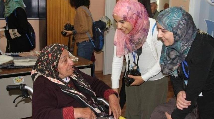 Yabancı Uyruklu &Ouml;ğrenciler Huzurevi&rsquo;nde Yaşlılarla Bir Araya Geldi