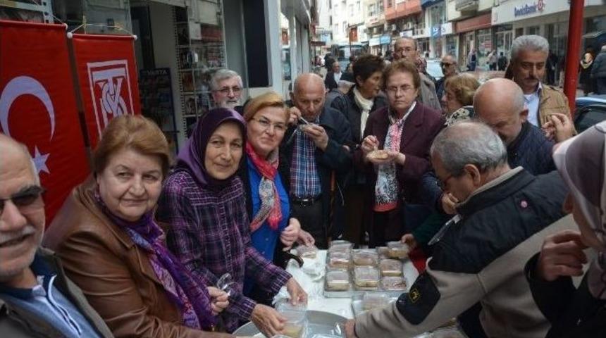 Yardım Sevenler Fatsa&rsquo;da Aşure Dağıttı
