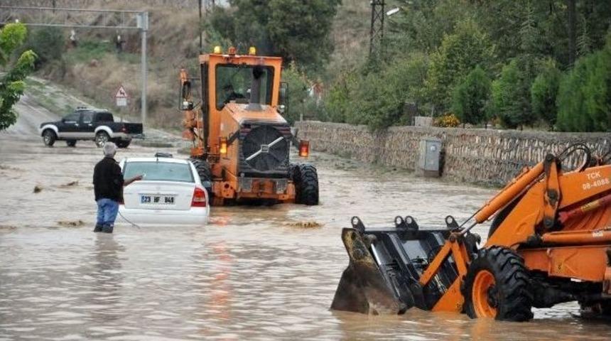 Tunceli-elazığ Karayolu Sel Nedeniyle Ulaşıma Kapandı