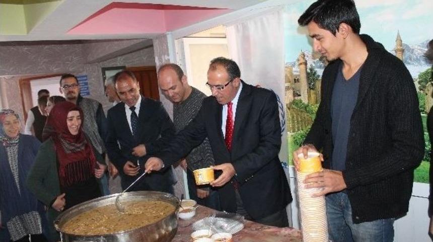 Gençlik Merkezi Öğrencilere Aşure İkram Etti