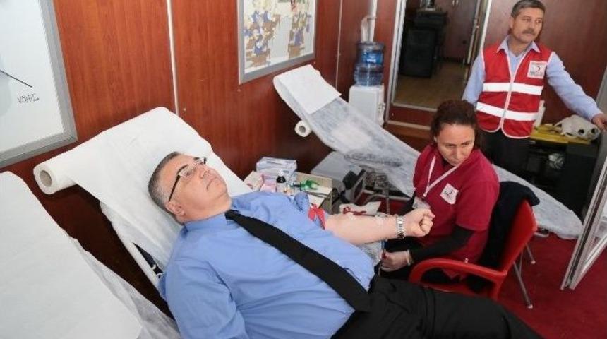 Vali Ve Belediye Başkanından Kan Bağışına Destek