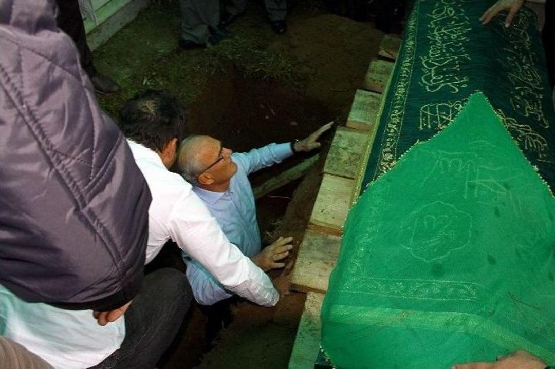 Annesini Toprağa Kendi Elleriyle Koydu