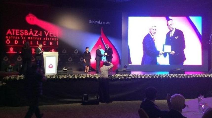 Tahir Tekin &Ouml;ztan&rsquo;a En İyi Kitap &Ouml;d&uuml;l&uuml;