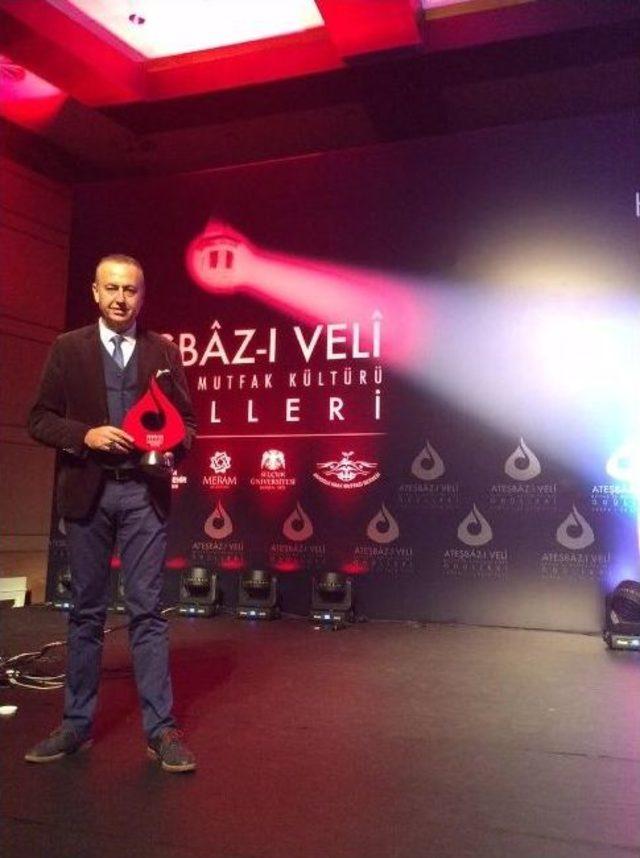 Tahir Tekin Öztan’a En İyi Kitap Ödülü