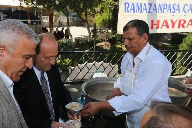 Ramazanpaşa Çarşı Esnafından Aşure Hayrı