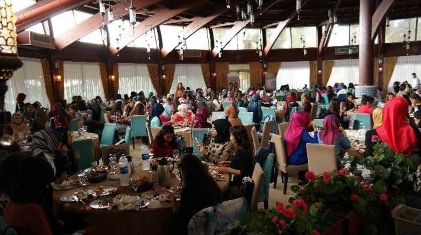 Kadem, Gen&ccedil;lerle Bir Araya Geldi